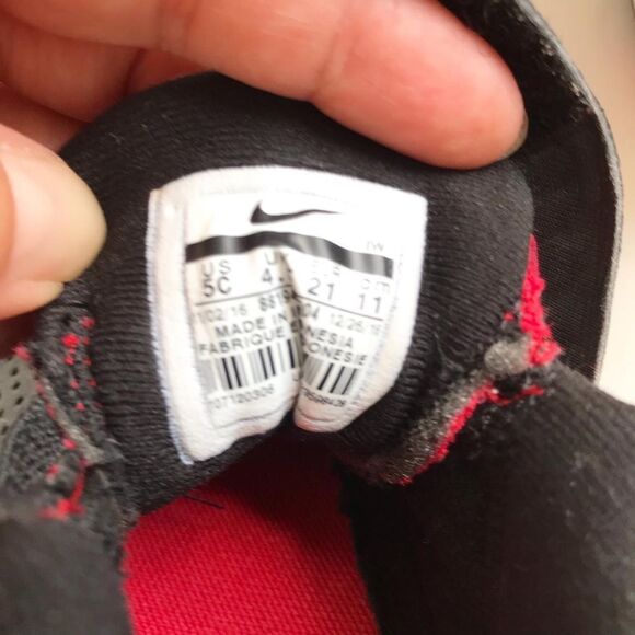 Nike black/red team hustle D8 sneakers EUC size 5 - Picture 8 of 8